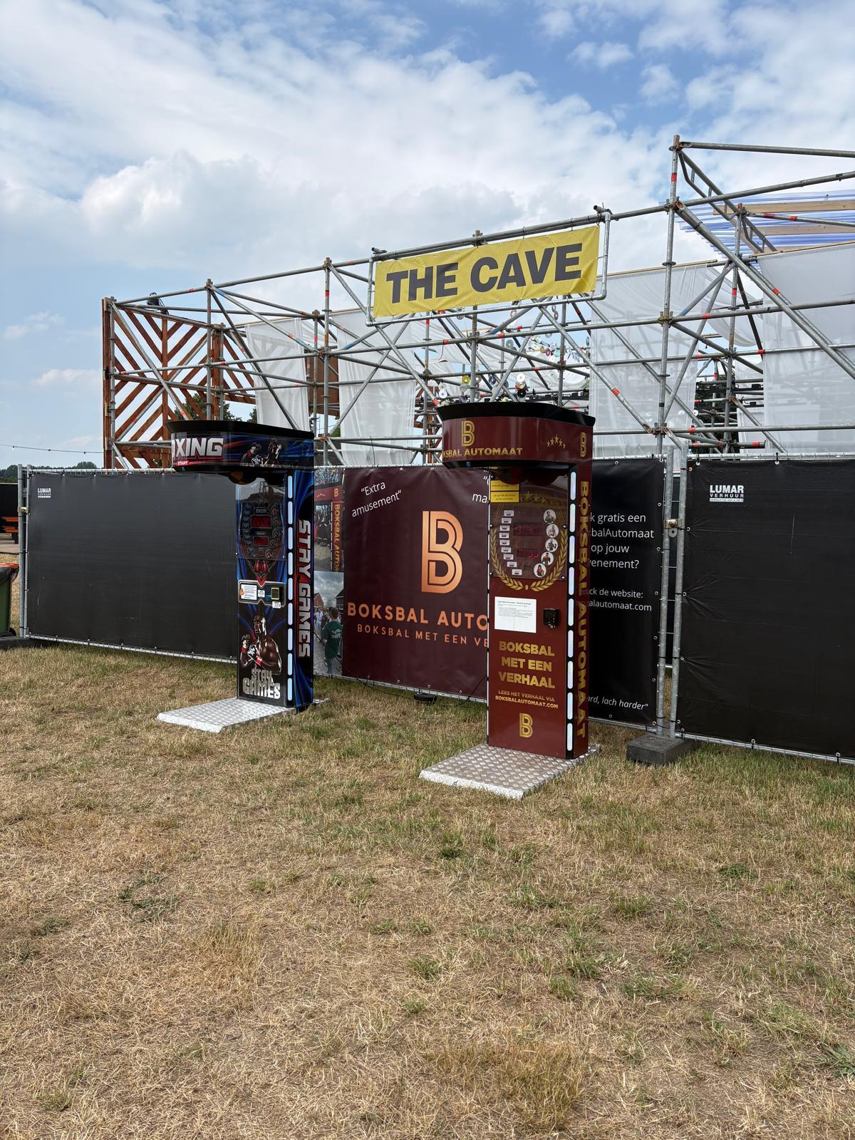 BoksbalAutomaat en boksarcadekast in The Cave bij Beatz & Bandz
