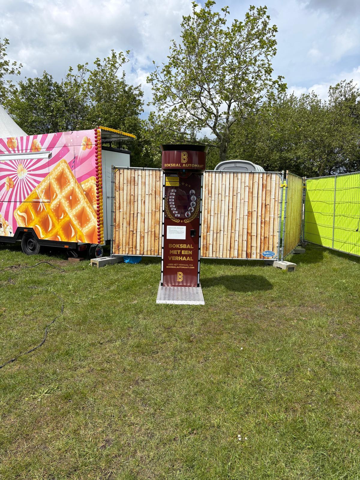 Tweede BoksbalAutomaat bij de foodtrucks op de Landgraafse Tentfeesten